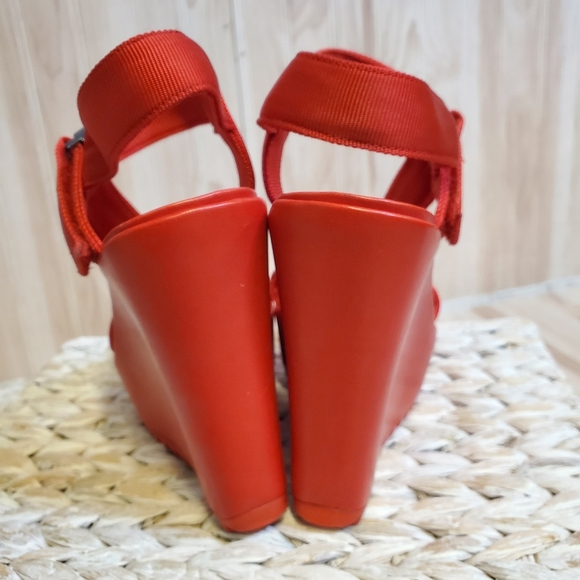 BCBGeneration Suki EUC Bright Red Slingback Wedge Peep Toe Sandals size 5.5 - Picture 4 of 6